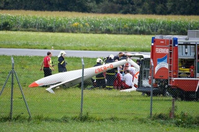 Der Pilot dieses Segelfliegers wurde bei dem missglückten Start verletzt und von der Flughafen-Feuerwehr geborgen. | Foto: ZOOM-Tirol