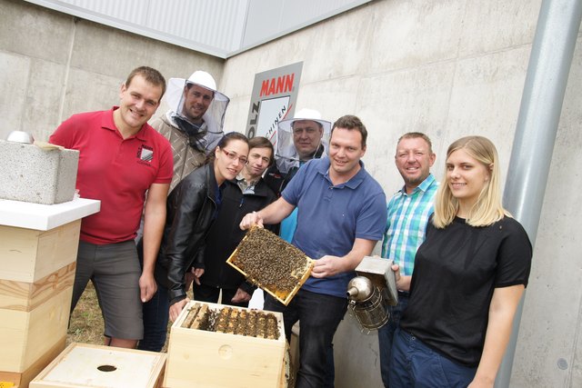 Hansjörg Hofmann (2.v.r) betreut die frischgebackenen Imker um Juniorchef Daniel Schörgenhuber (3.v.r).
