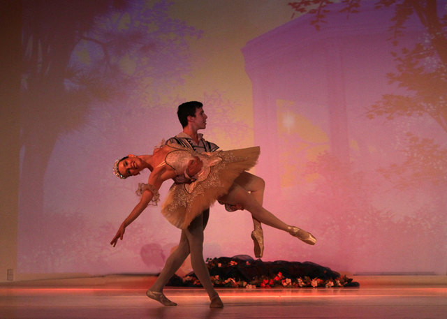 Flora, die Göttin der Blumen und des Frühlings verliebt sich in Zephir, den sanften Gott des Westwindes