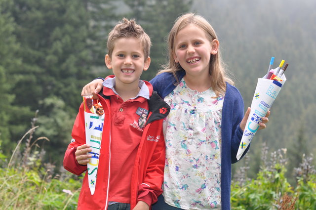 Clemens Göbl ist Taferlklassler. Seine Schwester Maya hat mit ihm eine Schultüte gebastelt. Sie kommt schon in die zweite Klasse.
