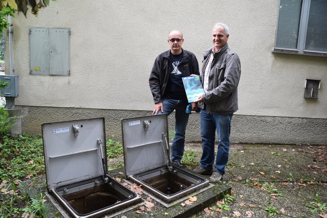 Wassermeister Günter Bader und Wasserwerk-Leiter Leopold Bösmüller vor einem der drei Brunnen.