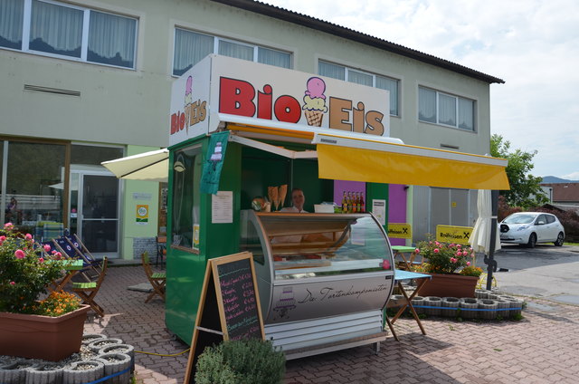 Der Bio-Eisstand der "Tortenkomponisten" an der B70 ist ein echter Renner. | Foto: KK