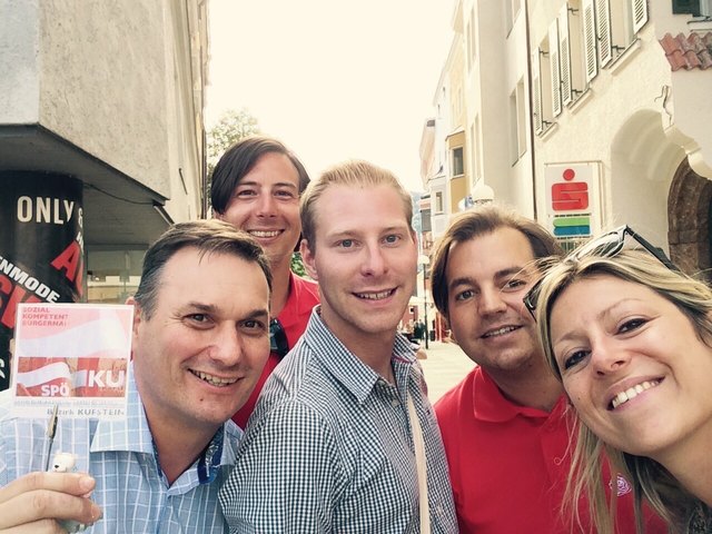 Verteiler in Kufstein, v.l.: Klaus Mayrhofer (Bezirksvorsitzender SPÖ Kufstein), Marco Neher (Jugendgeschäftsführer SPÖ Tirol), Andreas Stadlmayr (JG Bundesgeschäftsführer), Bastian Wiedl (JG Bezirk Kufstein), Katharina Kucharowits (JG Bundesvorsitzende) | Foto: SPÖ Tirol