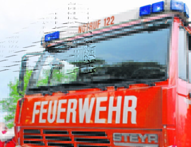 Die Freiwillige Feuerwehr musst das Unfallauto abschleppen