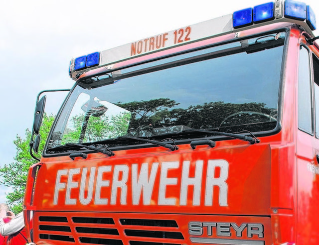 Die Freiwillige Feuerwehr musst das Unfallauto abschleppen | Foto: KK