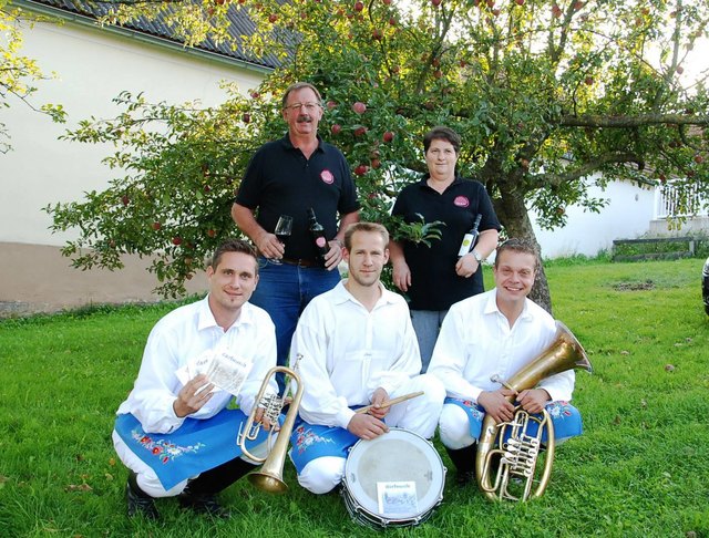 Die kleine DorfMusik spielt beim Jubiläums-Winzerfrühschoppen von Familie Stubits | Foto: zVg