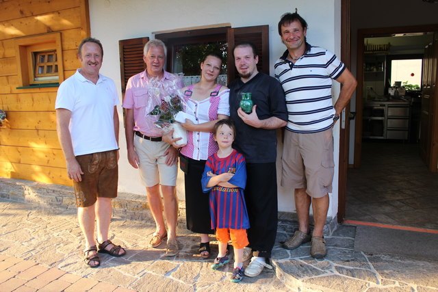 Der Gemeindevorstand gratulierte der Familie Deimbacher zur Eröffnung. | Foto: KK