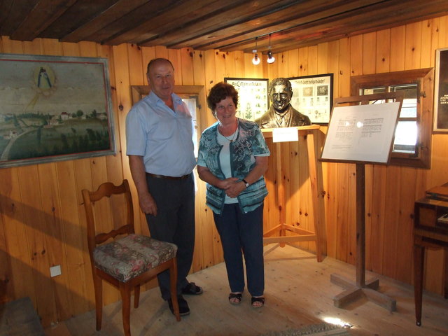Hr Schwanninger und Frau Peterlechner mit der Büste Franz-Xaver Grubers | Foto: Werner Sützel, Ach