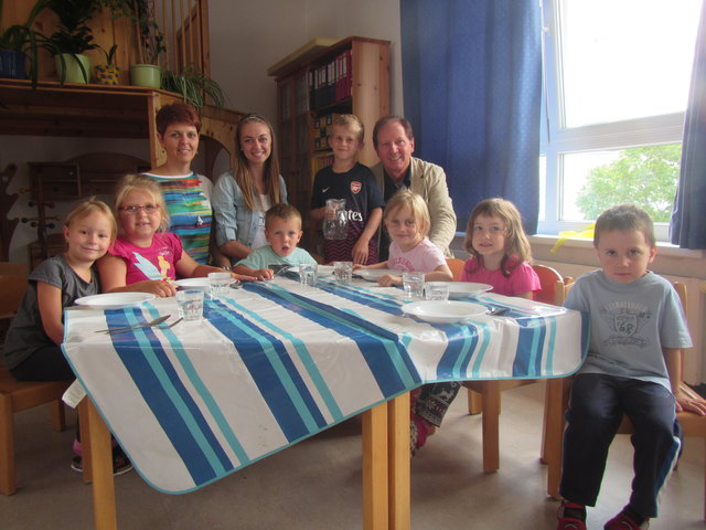 Im Kindergarten: Nena Stumberger, Selina Kaydi, Leiterin Belinda Grill, Praktikantin Jaquline Kremser, Elias Endl, Vinko Duric, Bürgermeister Matthias Weghofer, Leonie Endl, Victoria Strehaljuk, Samuel Strehaljuk | Foto: Gemeinde Wiesen