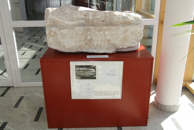 Römerfund aus Kalsdorf. Fragment eines monumentalen Grabaltars, 2. Jhd. nach Christus, ausgestellt im Gemeindeamt Kalsdorf.