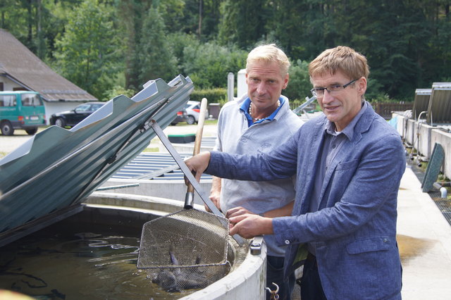 Manfred Kletzl, Fischermeister der Fischzucht Kreuzstein und Franz Lahnsteiner, Projektverantwortlicher des BAW.