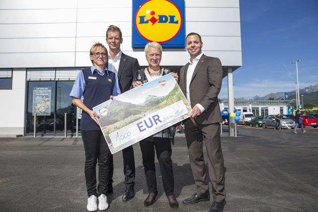 Scheckübergabe: Brigitte Dietrich, Filialleitung, Clemens Vaka, Verkaufsleitung Lidl, Veronika Dietrich, Sozialer Unterstützungsverein Trofaiach und Manuel Berger, Vertriebsleitung Lidl (v.l.). | Foto: Lidl Österreich,