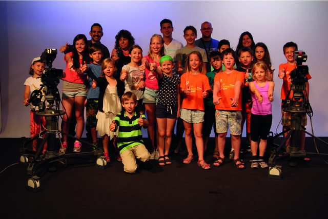 Stolz: Die kleinen Penzinger mit Bezirksrätin Novak (2.v.l.) und dem Okto-Personal. | Foto: BV 14