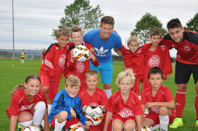 Franky Schiemer mit den Fußballbegeisterten. | Foto: ASKÖ Ohlsdorf/Derflinger