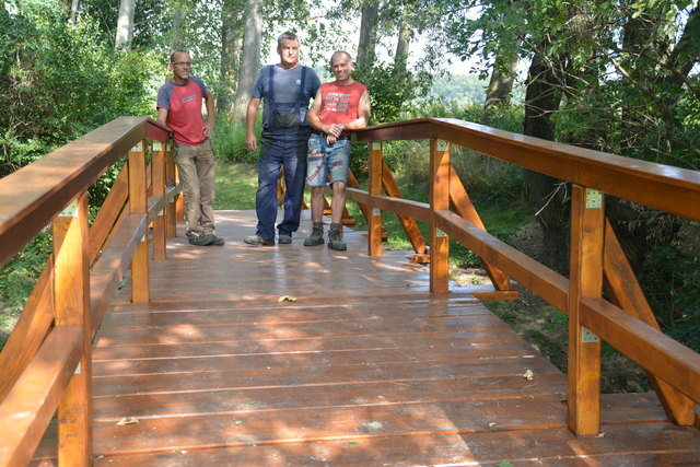 Das Team rund um die Bahofmitarbeiter ERich Szalai, Johann Koo und Erwin Szostarich bauten eine neue Brücke.