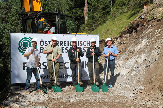 Im Bild v.li.: Lorenz Aschauer und Hannes Simon von den Bundesforsten, Gemeindewaldaufseher Karl Krug, Stefan Abentung, Bezirksforstinspektion, Bgmstv Josef Steinhauser als Obmann-Stv. der Bringungsgenossenschaft Gröbenweg, hinten Baggerfahrer Sebastian. | Foto: Gemeinde Wildermieming