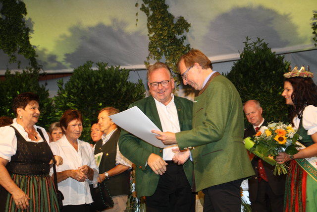 Bgm. Karl Wratschko übernimmt für Gamlitz die Goldene Flora, eine Auszeichnung, die heuer erstmals vergeben wurde