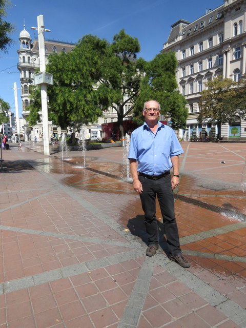 Der Wallensteinplatz ist für Herbert Grausam nicht nur Wohngegend sondern auch das Bezirkszentrum, das er für sehr gelungen gestaltet empfindet.