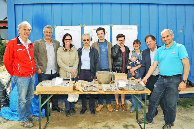 Grabungsleiter Kurt Fiebig, Grundstücksbesitzer und Bgm. Matthias Weghofer machten sich ein Bild vor Ort. | Foto: Privat
