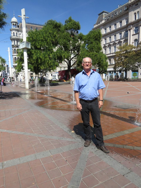 Der Wallensteinplatz ist für Herbert Grausam nicht nur Wohngegend sondern auch das Bezirkszentrum, das er für sehr gelungen gestaltet empfindet.