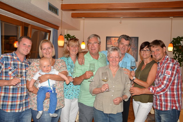 Kevin und Andrea Thelen mit Klein-Johannes, Rita und Heiner Simon, Irmgard und Karl Liebetegger, Petra und Günther Jordan (v. li.)