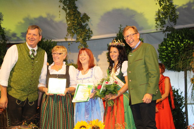 Schönster Markt: Unterpremstätten-Zettling. Erika Konrad und Evelyne Flori nehmen die Auszeichnung entgegen.
