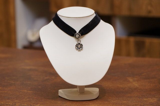 Optisches Highlight: Kropfbänder aus Samt mit einem kleinen Anhänger.