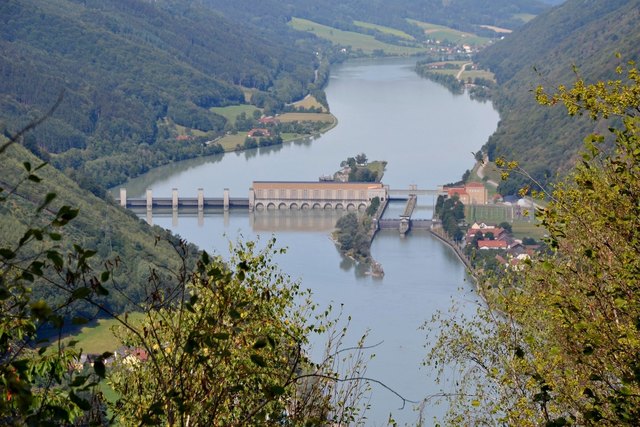 Blick vom Penzenstein ins Donautal zum Donaukraftwerk Jochenstein.