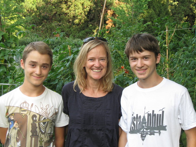 Die beiden Schüler Enrico (l.) und Alexander (r.) mit Mutter Kristine