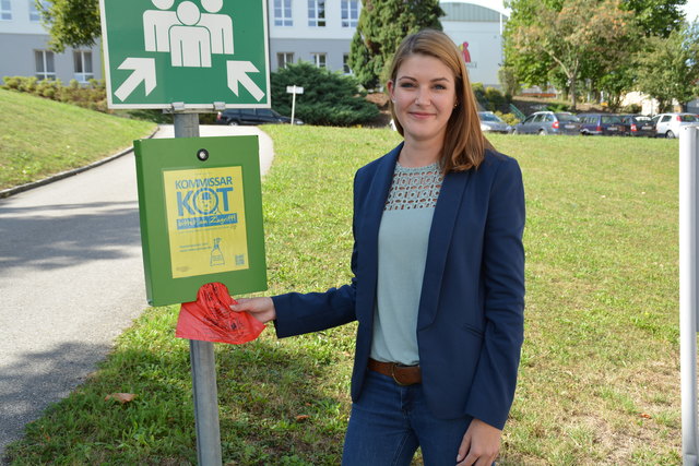 Ein Sackerl fürs Gackerl: Kommissar-Kot-Projektbegleiterin Birgit Richter bei der neuesten Sackerl-Station.