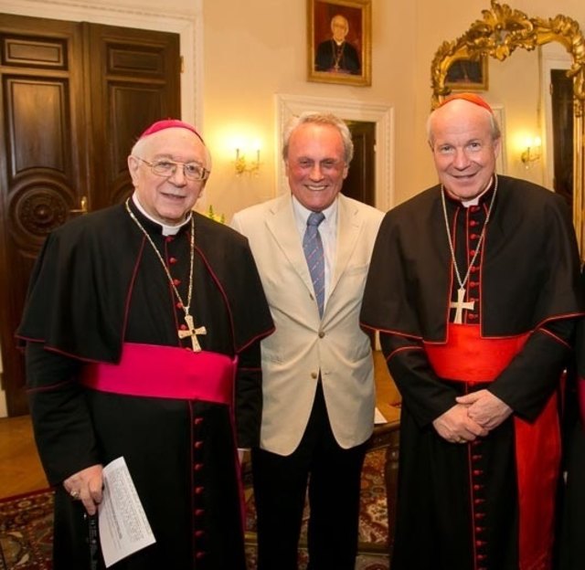 Kardinal Dr. Christoph SCHÖNBORN und an den Josef HÖCHTL, Präsident der "Österreichischen Gesellschaft für Völkerverständigung übergibt Erzbischof Dr. Peter Stephan Zurbriggen und Kardinal Schönborn seine Reiseerkenntnisse. | Foto: Höchtl