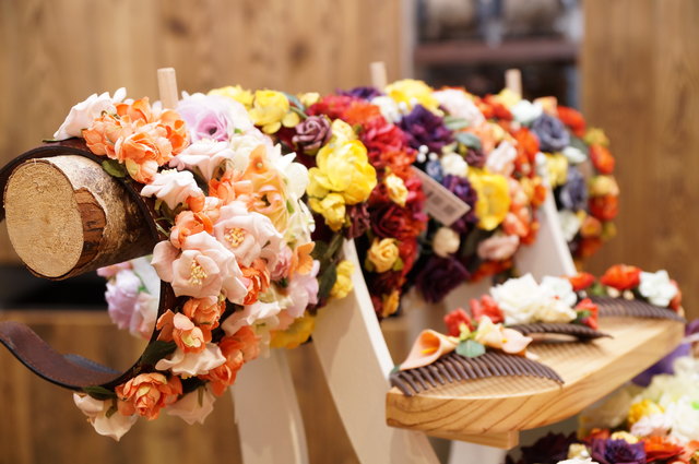 Verspielt dürfen auch Schmuck und Accessoires sein. Tipp: Haarreifen mit Blumen!