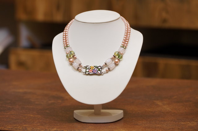 Beim Schmuck liegt Altrosa voll im Trend.