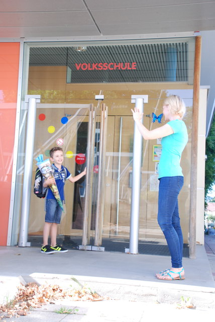 Für 11.000 Erstklässler geht am 14. November die Schule los. Maxi übt mit Mama Annemarie schon einmal den Schulbeginn.
