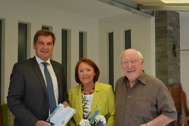 Bürgermeister Werner Krammer mit Gottfried und Edith Pointner. | Foto: Magistrat