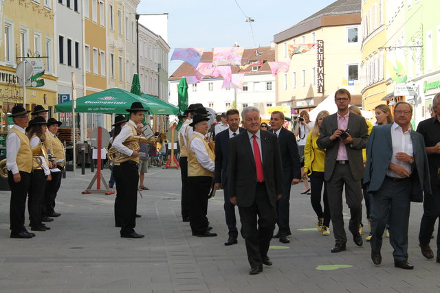 Nach seinem Rundgang in der Weberzeile eröffnete Landeshauptmann Josef Pühringer die Begegnungszone.