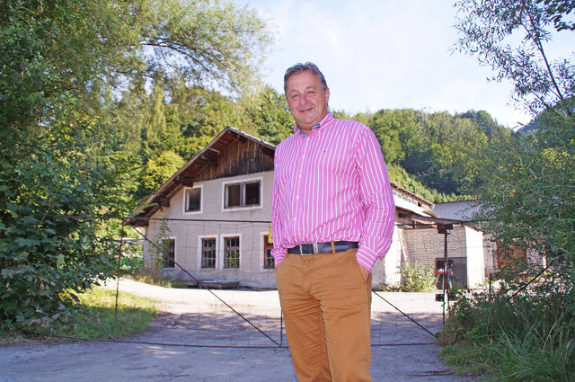 Bgm. Strubreiter vor dem 8.500 m² großen SAHOFAR-Grundstück, das die Gemeinde um 2 Millionen Euro gekauft hat.