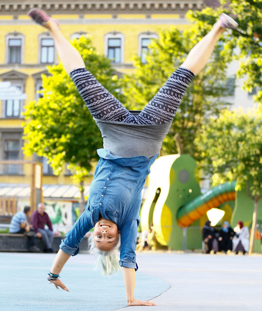 Juliana Okropiridse. Die einzige Spitzenkandidatin, die ein Rad schlagen kann. Wetten, dass...?