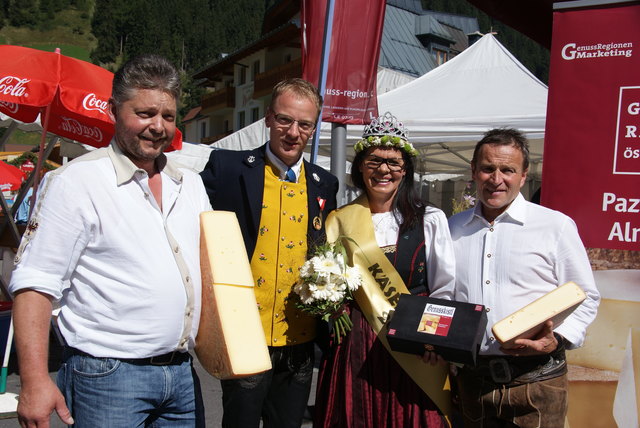 Käsekönigin Doris Jehle mit Genussregions-Obmann Hermann Huber (re.), Dietmar Walser (Obmann MK Ischgl) und Stv. Markus Knoll.