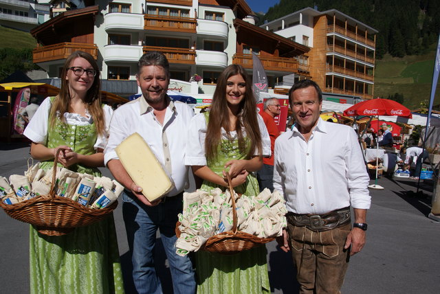 Erfolgreicher Markttag: Obmann Hermann Huber (re.) und Stv. Markus Knoll mit den BEZIRKSBLÄTTER-Mädels Marina und Ina.