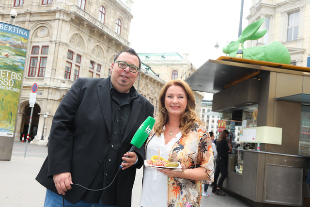 Beim Bitzinger bei der Albertina: Schauspielerin Gabriela Benesch mit bz-Society-Redakteur Thomas Netopilik.