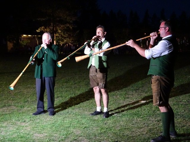Einlage: Trio mit skandinavischen Holzluren.
