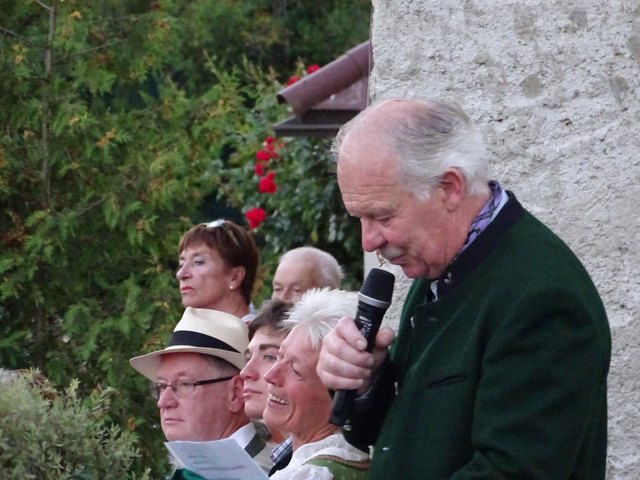 Josef Hiebeler, ein wichtiger Mann in der österreichischen Falknerszene, hatte die Conférence übernommen und führte elegant durch den Abend.