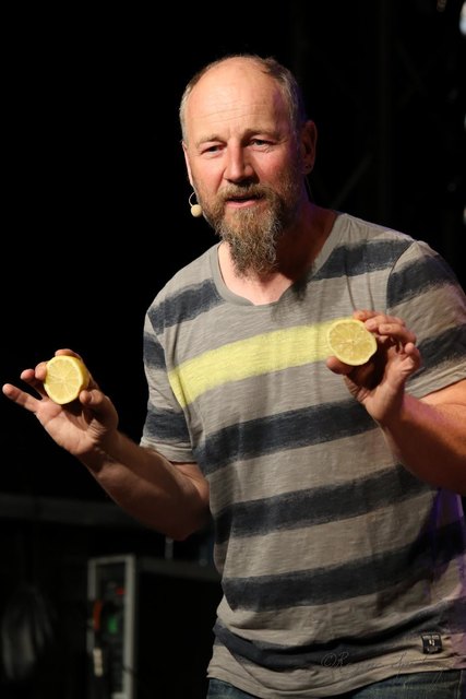 Das Leben- kein Honigschlecken für Roland Düringer.