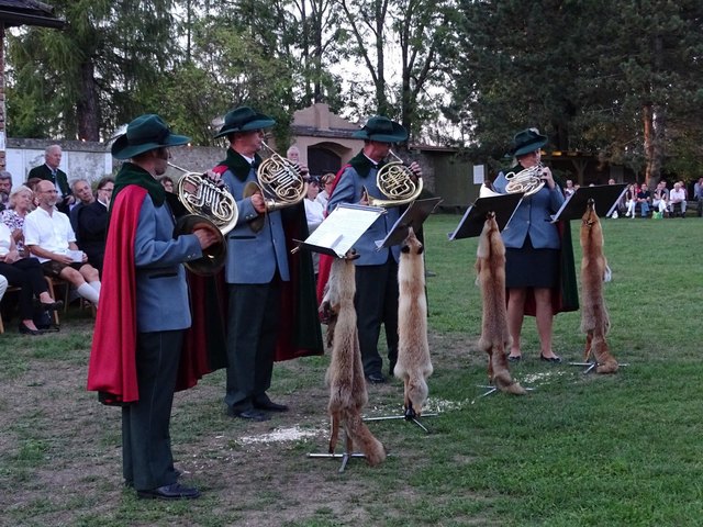 Das Böhmische Waldhorn-Quartett wartete mit skurrilen Notenständern auf - nicht jedermann's Geschmack.