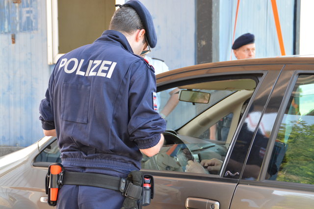 Innenministerin Mikl-Leitner: "Werden ab heute Abend bis auf unbestimmte Zeit an allen wesentlichen Grenzübergängen in der Ostregion Fahrzeuge anhalten und kontrollieren". | Foto: Larcher