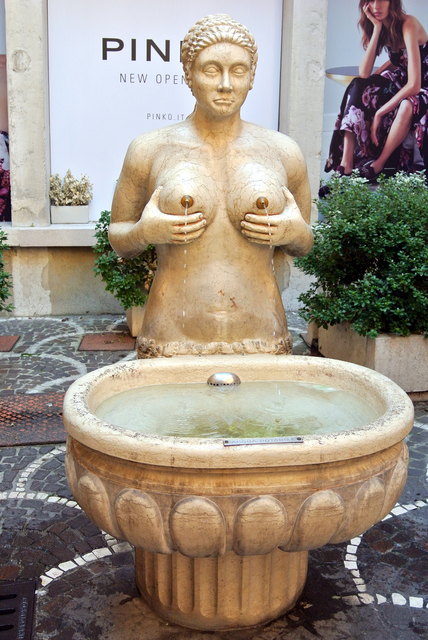An einem kleinen Platz in der Nähe der Piazza dei Signori, gibt es dieses wunderbare Denkmal "Fontana delle Tette" im Jahre 1559 gemacht, der Brunnen der Brüste. In den frühen Tagen, wurde dieser besondere Brunnen verwendet  um drei Tage lang Rot- und Wei