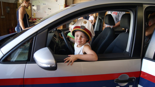 Daniel und Papa Robert spielten Polizist und Arrestierter.