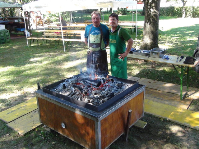 Peter Franz und Karlheinz Jammernegg waren mit ihrem köstlichen Kistenfleisch beim Zeggern vertreten.