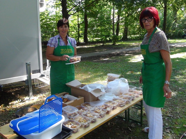 Hier wird die köstliche Mehlspeise für den Stand vorbereitet,